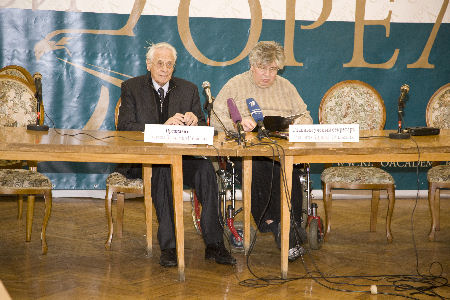 президент Академии Владимир Наумов и председатель экспертного совета премии Кирилл Разлогов