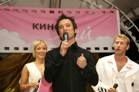 Вечеринка «Кинорай», "Злобный зритель" Игорь Коваленко и ведущие вечера - Поля Полякова и Миша Тарабукин