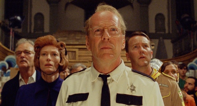 кадр из фильма "Королевство полной луны", реж. Уэс Андерсон