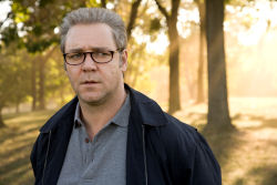 кадр из фильма "Совокупность лжи", актер Рассел Кроу