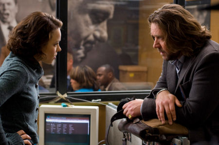 кадр из фильма "Большая игра", актеры Рассел Кроу и Рейчел МакАдамс