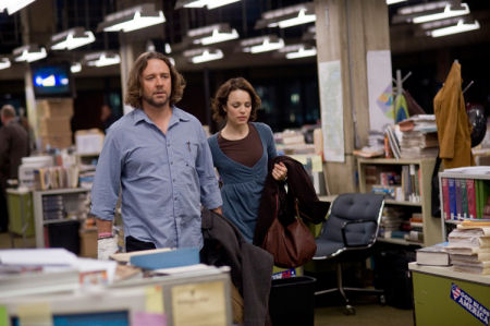 кадр из фильма "Большая игра", актеры Рассел Кроу и Рейчел МакАдамс