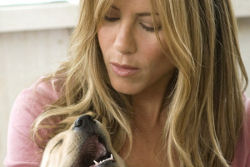 кадр из фильма "Марли и я", актриса Дженнифер Энистон