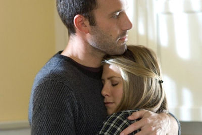 кадр из фильма "Обещать - не значит жениться", актеры Бен Аффлек и Дженнифер Энистон