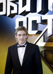 исполнитель главной роли актер Василий Степанов