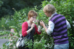 кадр из фильма "Первая любовь", актеры Юлия Савичева и Дмитрий Бурукин