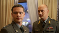 кадр из фильма "Подарок", актеры Сергей Губанов и Гоша Куценко