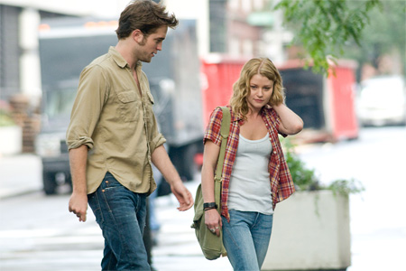 кадр из фильма "Помни меня", актеры Роберт Паттинсон и Эмили де Рэйвин