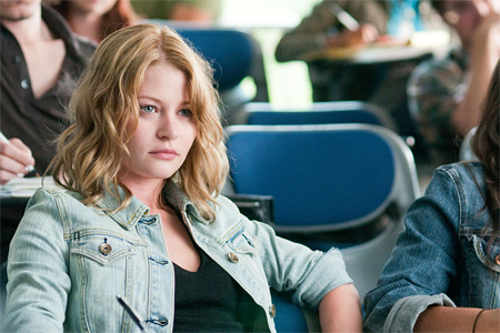 кадр из фильма "Помни меня", актриса Эмили де Рэйвин