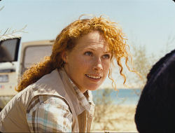 кадр из фильма "Чужие", актриса Скарлетт Макалистер