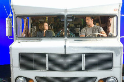 кадр из фильма "Ведьмина гора", актеры Дуэйн Джонсон и Карла Гуджино