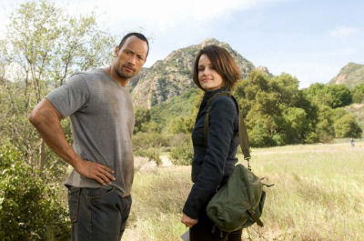 кадр из фильма "Ведьмина гора", актеры Дуэйн Джонсон и Карла Гуджино