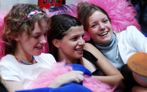 кадр из фильма "Все умрут, а я останусь", актрисы Ольга Шувалова, Агния Кузнецова и Полина Филоненко