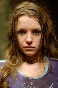 кадр из фильма "Все умрут, а я останусь", актриса Полина Филоненко