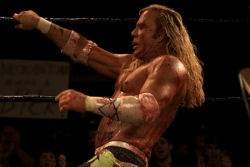 кадр из фильма "Рестлер", актер Микки Рурк