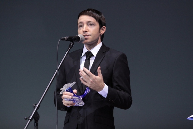 награждение лауреатов фестиваля "Меридианы Тихого", вручение приза за Лучшую женская роль, фильм Without