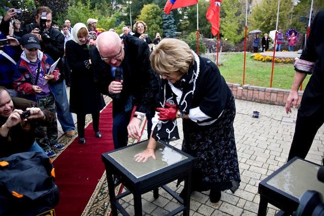 Закладка именных плит А.Суриковой и Л.Ярмольника на Аллее звезд, Алла Сурикова