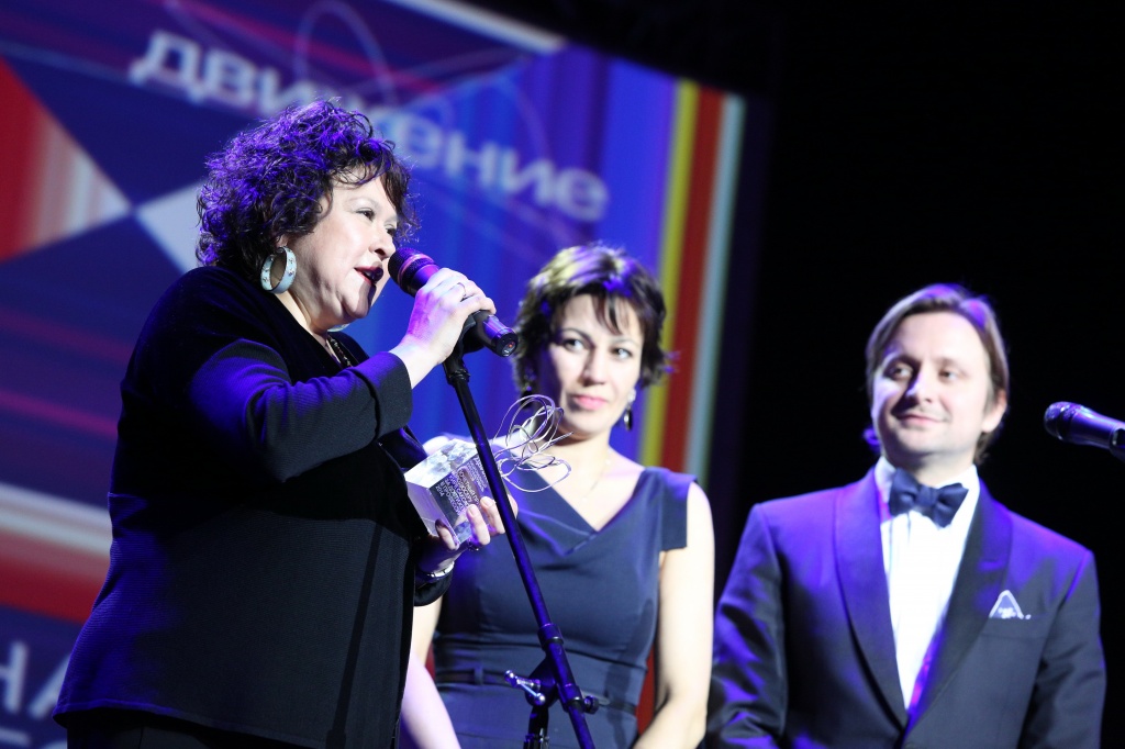 Второй Национальный кинофестиваль дебютов &laquo;Движение&raquo;, открытие, Полина Зуева и Артем Михалков вручают приз Кире Саксаганской &laquo;За достижение в профессии&raquo;