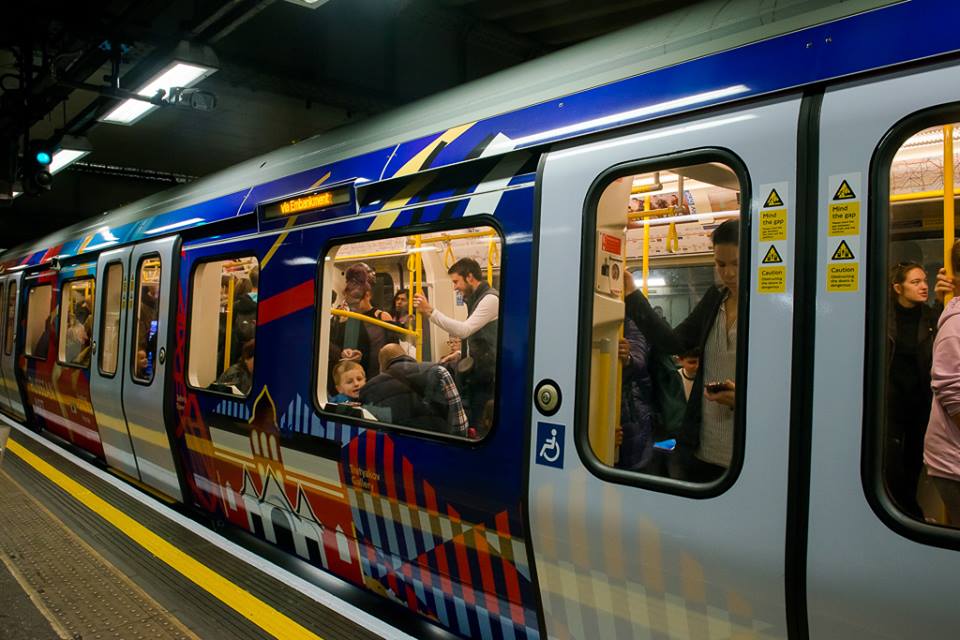 брендированный поезд Недели российского кино в метро Лондона