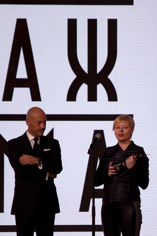 вручение премии "Золотой Орел", Федор Бондарчук вручает приз Анне Масс (Лучший монтаж)