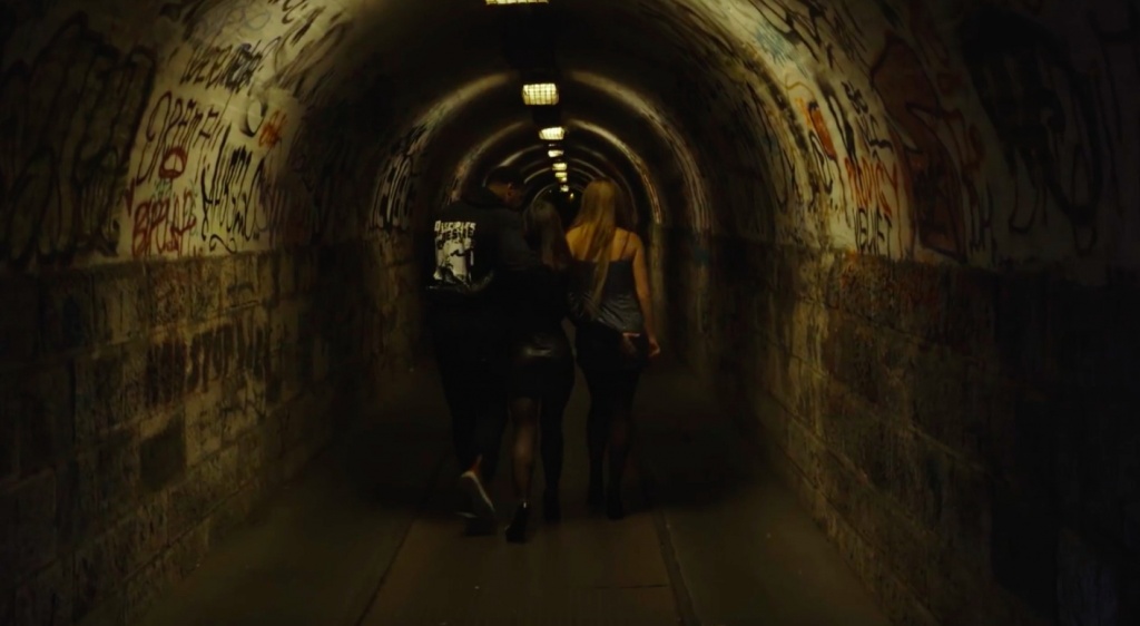 кадр из сериала Продавая себя