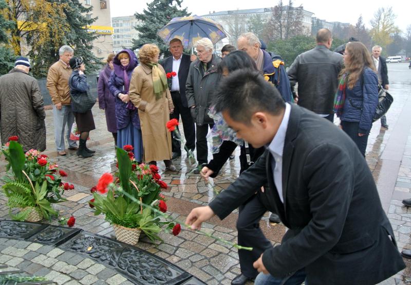 ХI Международный фестиваль военного кино имени Ю.Н.Озерова, китайская делегация на возложении