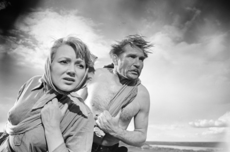 кадр из фильма "Хлеб и розы" с участием Людмилы Касаткиной