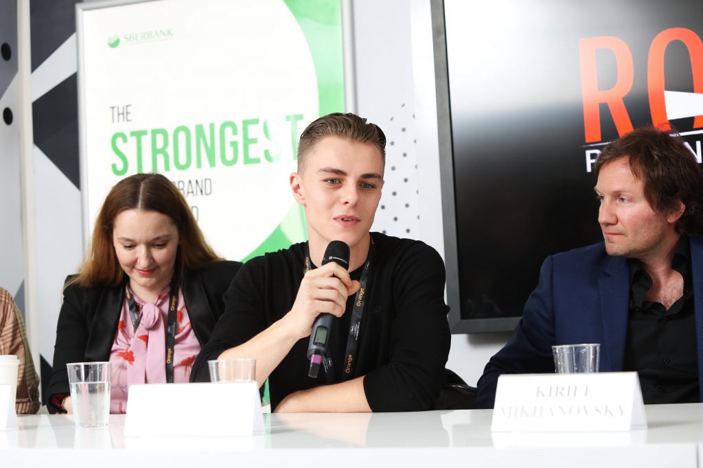 Пресс-конференция Give Me Liberty, Крис Галуст