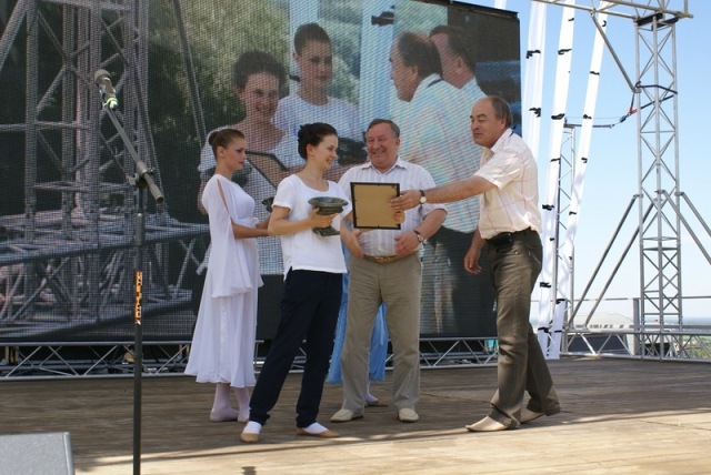 Закрытие ХV Всероссийского Шукшинского кинофестиваля, актриса Мария Смольникова получает приз за лучшую женскую роль