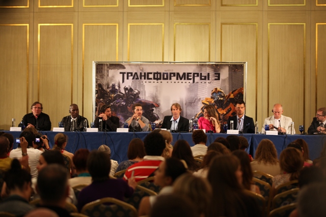 пресс-конференция по фильму "Трансформеры 3: Темная сторона Луны", продюсер Лоренцо ди Бонавентура, актеры Тайриз Гибсон, Патрик Дэмпси, Шиа ЛаБеф, режиссер Майкл Бэй, актриса Роузи Хантингтон-Уайтли, актеры Джош Дюамель и Джон Малкович