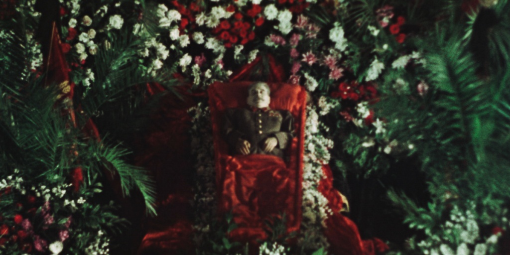 Кадр из фильма "Государственные похороны"