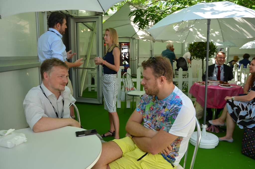 Рынок MIFA 2017, Стенд российской анимации, президент группы компаний Riki Илья Попов (справа) и продюсер ПрофиСинема Матвей Ромодановский