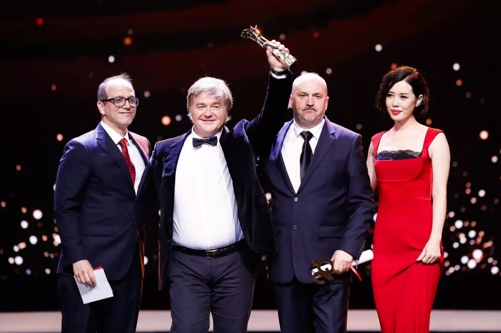 20 Шанхайский международный кинофестиваль, церемония награждения, продюсер Андрей Сигле и режиссер Иван Болотников получают Золотой кубок 20 Шанхайский международный кинофестиваль, церемония награждения, продюсер Андрей Сигле и режиссер Иван Болотников получают Золотой кубок