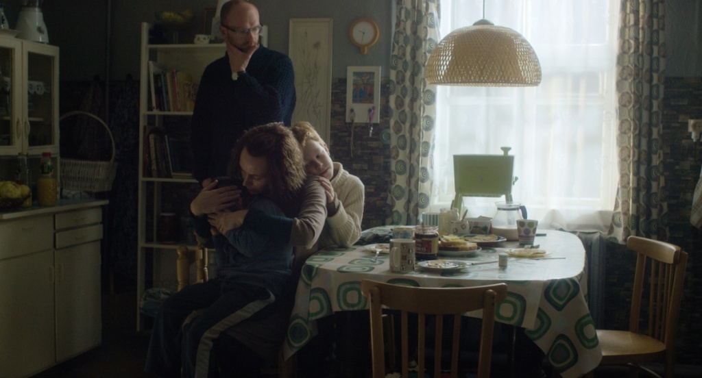 кадр из фильма Согревая мрамор