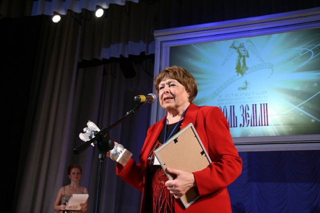 Закрытие фестиваля "Соль земли", вручение приза за операторскую работу