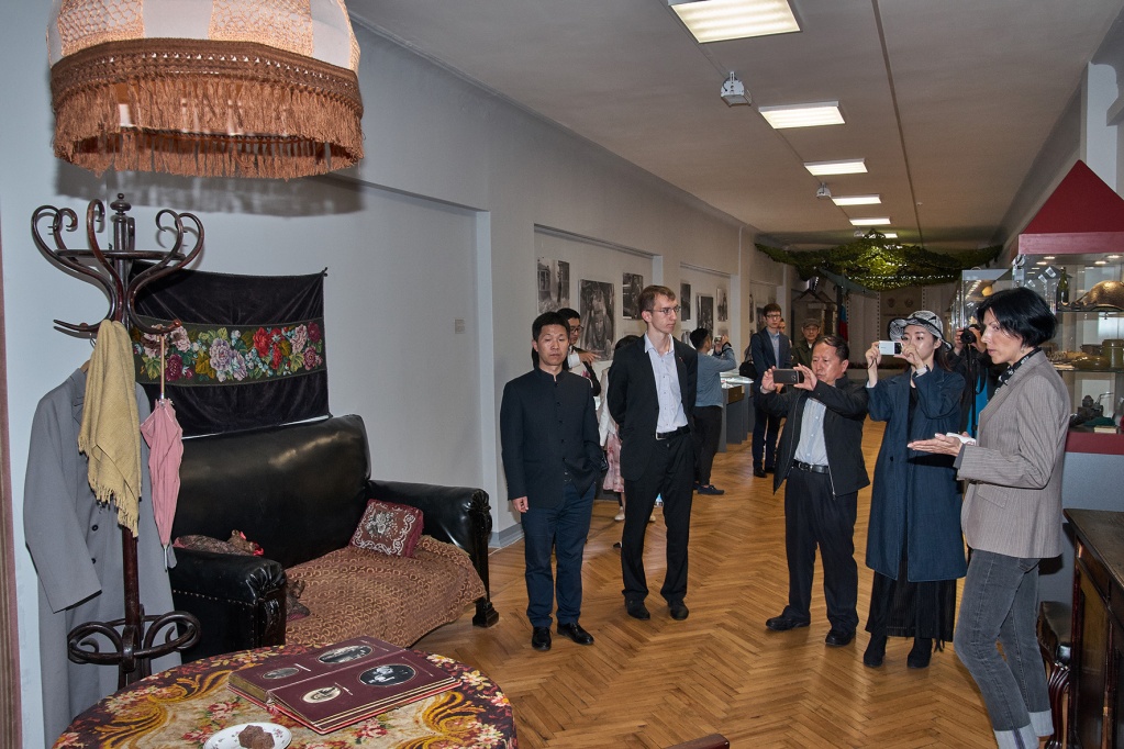 экскурсия делегации китайских кинематографистов по Ленфильму