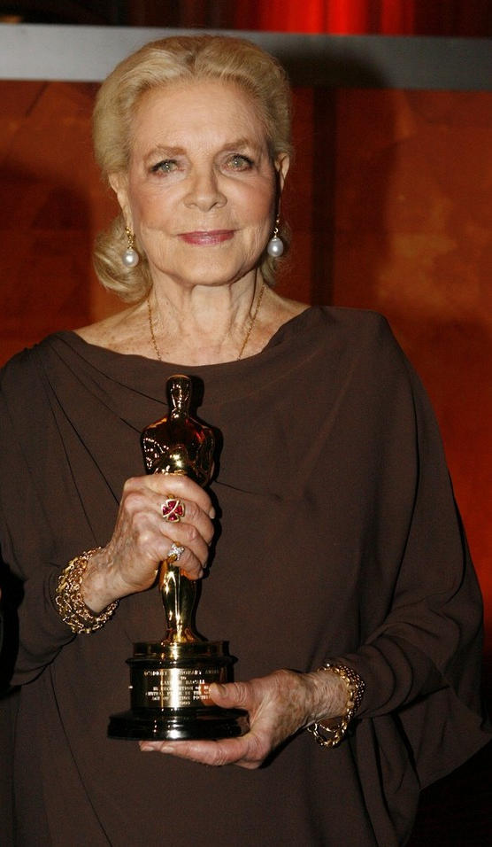 Лорен Бэколлл с почетным Оскаром