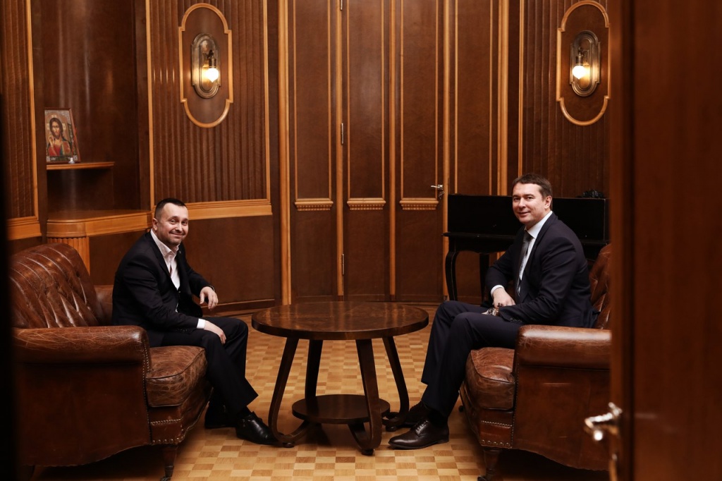 получение свидетельства о регистрации «Фонда развития киностудии «Ленфильм», генеральный директор киностудии «Ленфильм» Эдуард Пичугин и начальник главного управления Минюста России по Санкт-Петербургу Дмитрий Смирнов