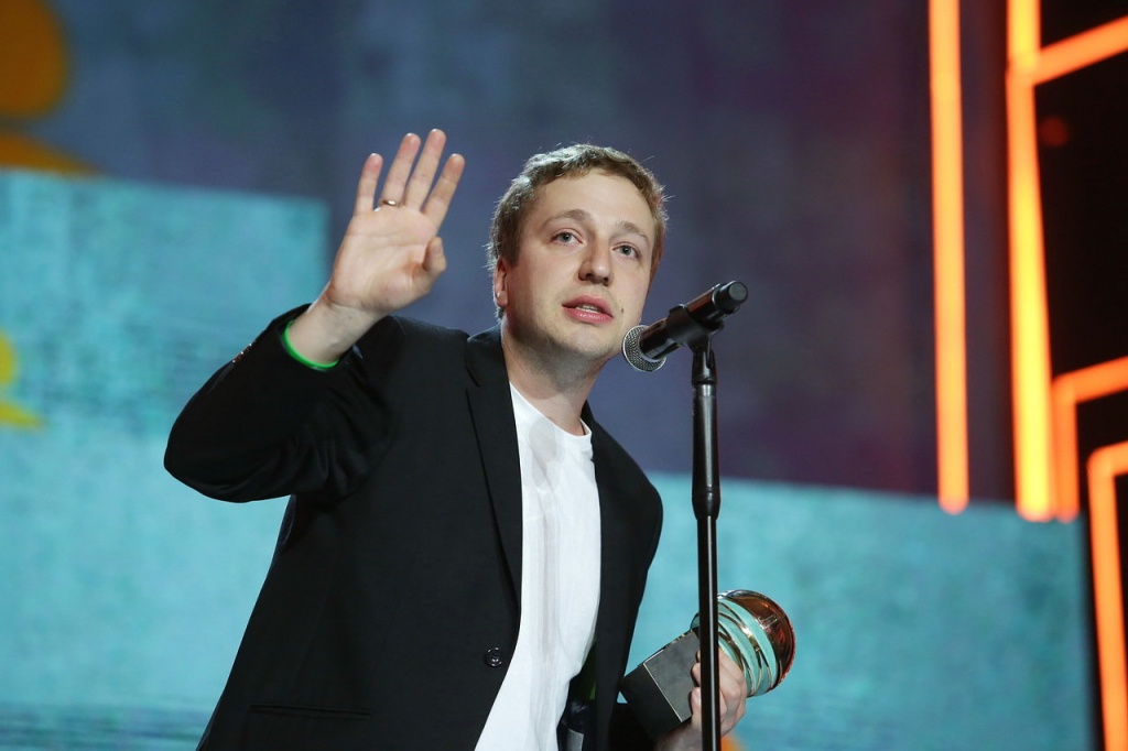 29 Кинотавр, церемония закрытия, актер Степан Девонин с призом