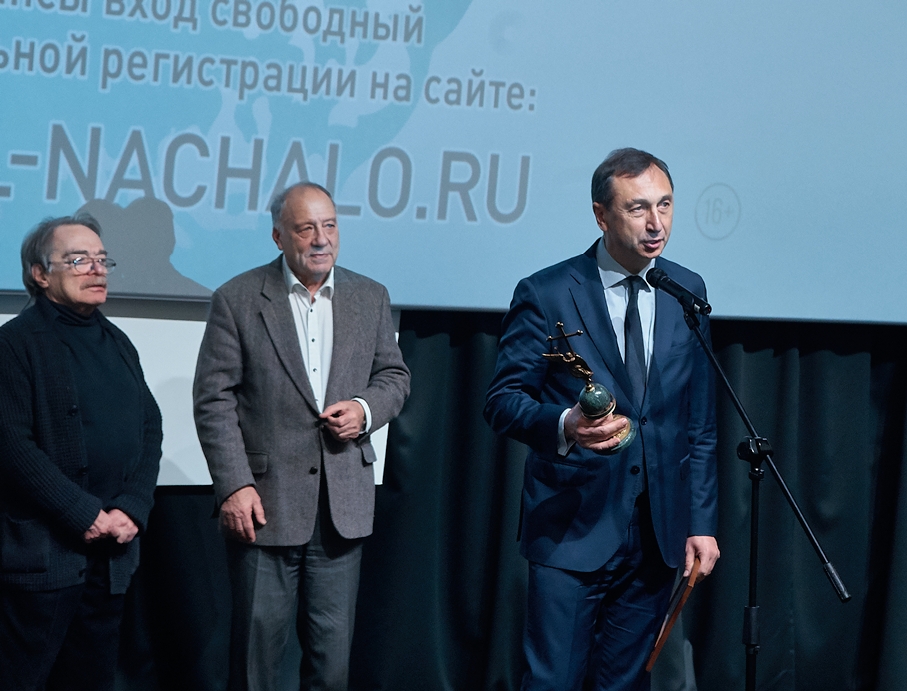 XVI Международный фестиваль дебютных фильмов «Начало», церемония закрытия, генеральный консул Болгарии Панов Светлозар получает Гран-при фильму «Безбожница» Ралицы Петровой