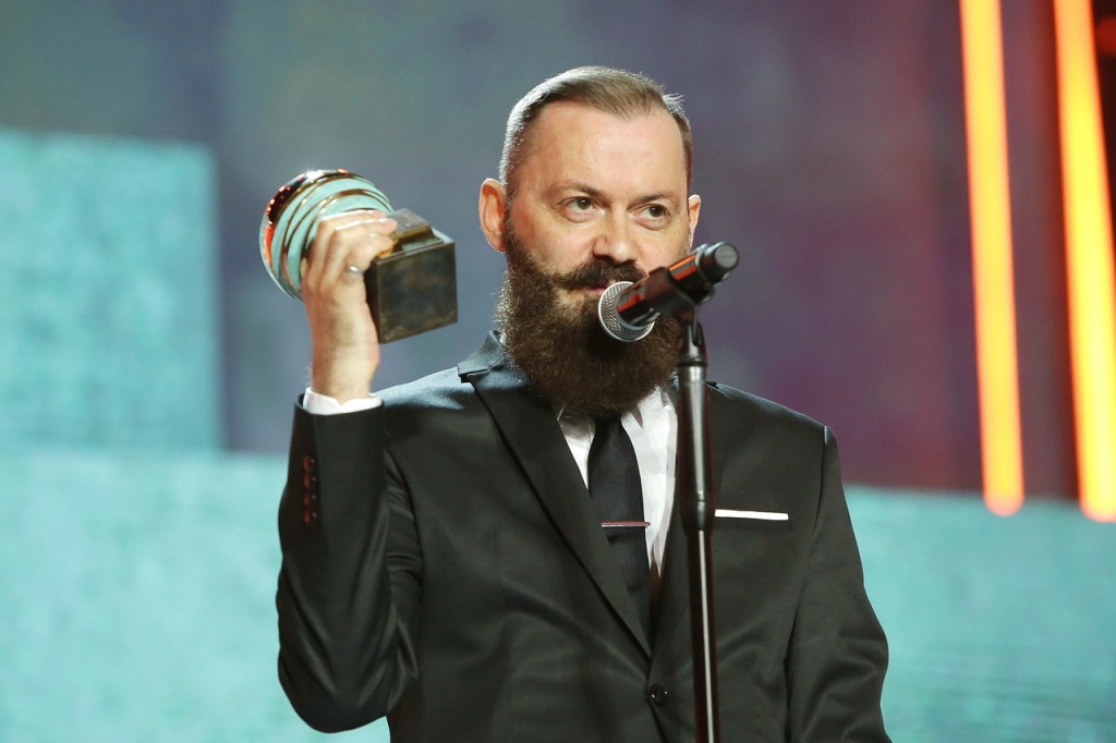 29 Кинотавр, церемония закрытия, режиссер Григорий Константинопольский с призом