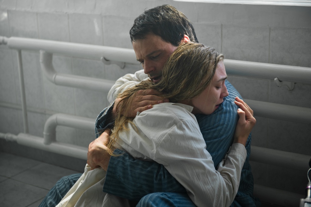 Кадр из фильма «Когда падали аисты»