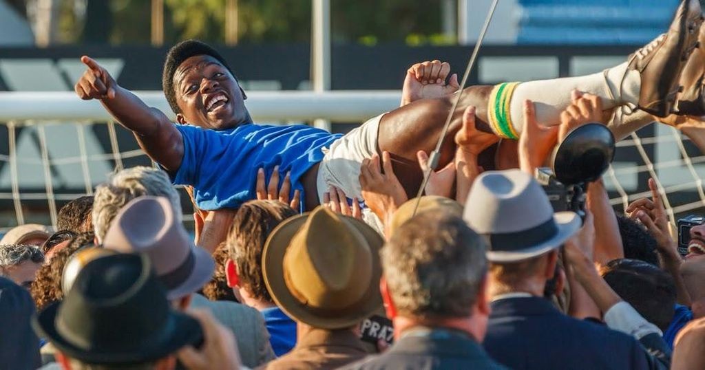 кадр из фильма Пеле. Рождение легенды