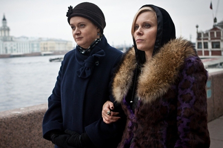 кадр из фильма "Кококо", Анна Михалкова и Яна Троянова