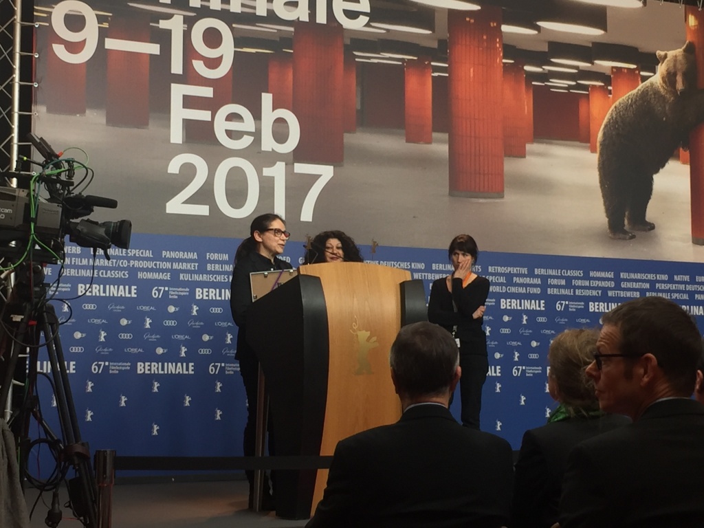 режиссер фильма О теле и душе Ильдико Эньеди на вручении призов неофициальных жюри смотра (картина получила три награды)