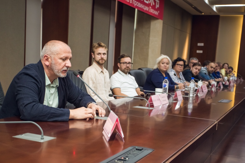 2-й фестиваль кино, культуры и искусства Амурская осень в провинции Ляонин, обсуждение короткометражных фильмов 2-й фестиваль кино, культуры и искусства Амурская осень в провинции Ляонин, обсуждение короткометражных фильмов