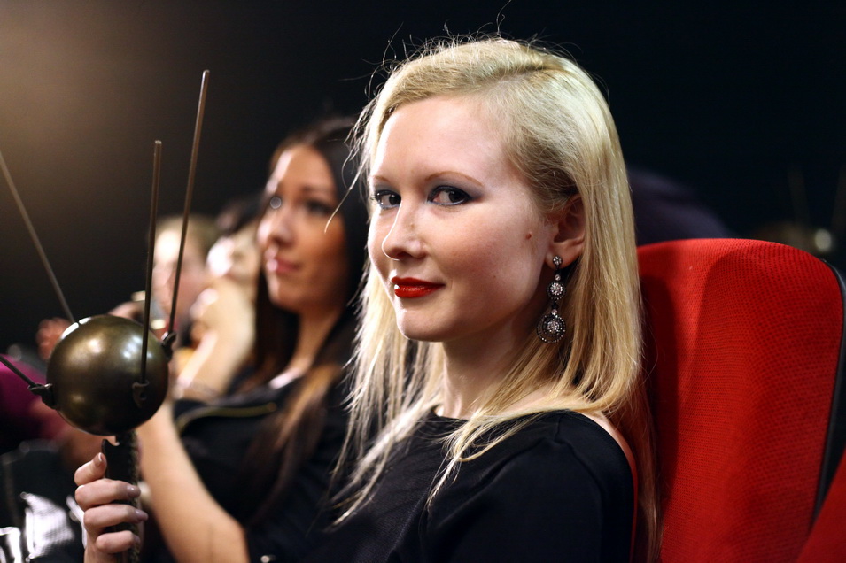 6-й фестиваль российского кино "Спутник над Польшей", церемония закрытия, Фаина Фардо, редактор ПрофиСинема.ру, информационного партнера фестиваля, с призом Андрея Смирнова за фильм "Жила-была одна баба"