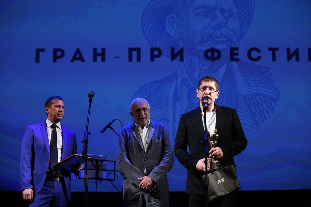 Продюсер фильма Война Анны Андрей Савельев получает главную награду