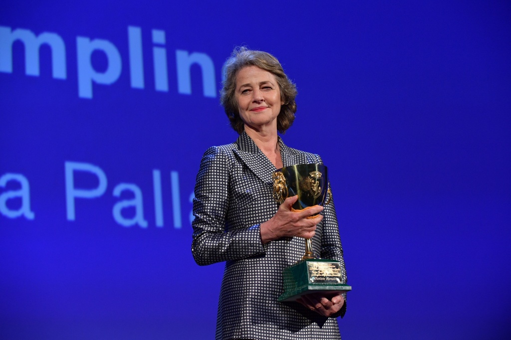 Шарлотта Рэмплинг с призом Венецианского кинофестиваля