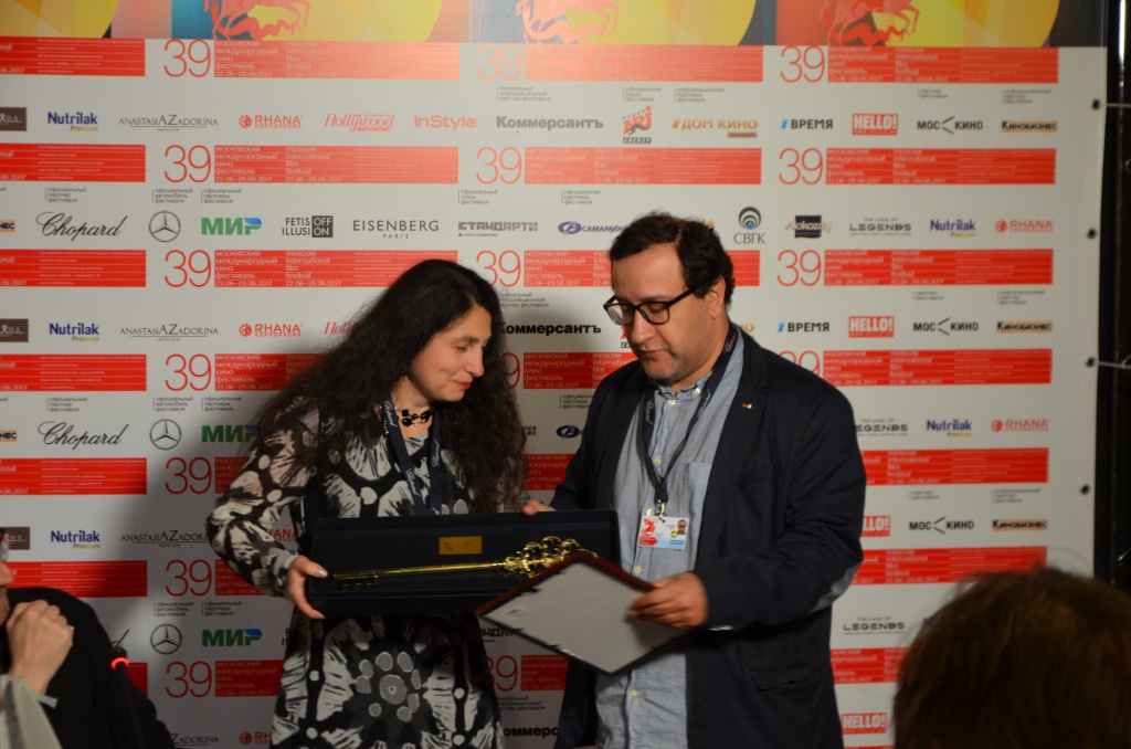 39 Московский международный кинофестиваль, вручение приза зрительских симпатий (Ключ к сердцам зрителей) фильму «Карп отмороженный», главный редактор «ПрофиСинема» Нина Ромодановская и режиссер Владимир Котт
